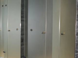 Sandblasted glass cubicles and bespoke mirrors in member club, Ion Glass Ion Glass Espacios comerciales