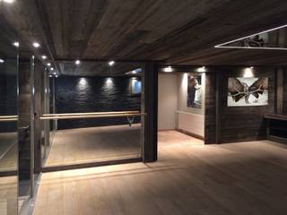 fitness en montagne, alain vieux decoration alain vieux decoration ラスティックデザインの ホームジム 木 木目調