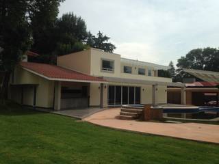 RESIDENCIA CON SALÓN DE EVENTOS CLUB DE GOLF LA HACIENDA, CESAR MONCADA SALAZAR (L2M ARQUITECTOS S DE RL DE CV) CESAR MONCADA SALAZAR (L2M ARQUITECTOS S DE RL DE CV) Casas de estilo clásico