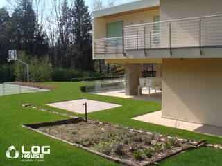 Villa in legno con piscina: lineare ed ecologica., LOG HOUSE LOG HOUSE