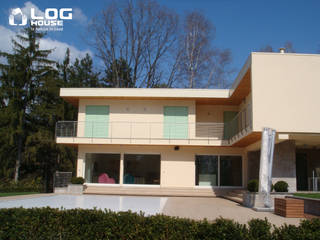 Villa in legno con piscina: lineare ed ecologica., LOG HOUSE LOG HOUSE