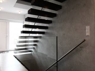 Kragarmtreppe Berlin - Treppe des Jahres 2013, lifestyle-treppen.de lifestyle-treppen.de モダンスタイルの 玄関&廊下&階段 木 木目調