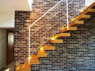 Kragarmtreppe Sachsen, lifestyle-treppen.de lifestyle-treppen.de Modern corridor, hallway & stairs Wood Wood effect