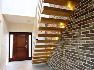 Kragarmtreppe Sachsen, lifestyle-treppen.de lifestyle-treppen.de ห้องโถงทางเดินและบันไดสมัยใหม่ ไม้ Wood effect