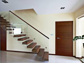 Kragarmtreppe Saarland, lifestyle-treppen.de lifestyle-treppen.de الممر الحديث، المدخل و الدرج خشب Wood effect