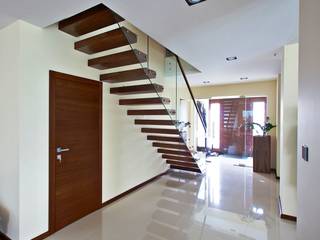 Kragarmtreppe Saarland, lifestyle-treppen.de lifestyle-treppen.de Modern corridor, hallway & stairs Wood Wood effect