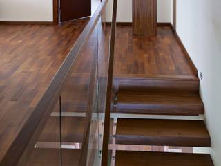 Kragarmtreppe Saarland, lifestyle-treppen.de lifestyle-treppen.de ห้องโถงทางเดินและบันไดสมัยใหม่ ไม้ Wood effect