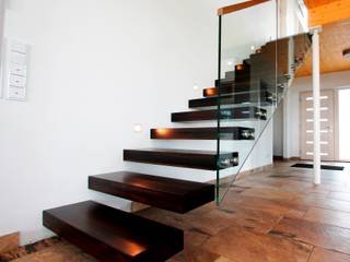 Kragarmtreppe Niedersachsen, lifestyle-treppen.de lifestyle-treppen.de الممر الحديث، المدخل و الدرج خشب Wood effect