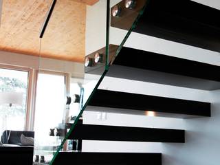 Kragarmtreppe Niedersachsen, lifestyle-treppen.de lifestyle-treppen.de モダンスタイルの 玄関&廊下&階段 木 木目調