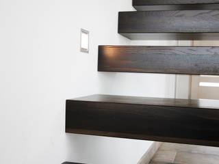 Kragarmtreppe Niedersachsen, lifestyle-treppen.de lifestyle-treppen.de ห้องโถงทางเดินและบันไดสมัยใหม่ ไม้ Wood effect