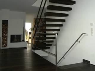 Kragarmtreppe Thüringen, lifestyle-treppen.de lifestyle-treppen.de Pasillos, vestíbulos y escaleras modernos Madera Acabado en madera