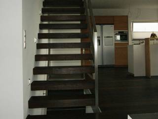 Kragarmtreppe Thüringen, lifestyle-treppen.de lifestyle-treppen.de الممر الحديث، المدخل و الدرج خشب Wood effect