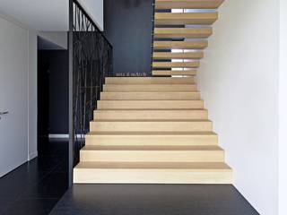 Kragarmtreppe Hessen, lifestyle-treppen.de lifestyle-treppen.de Pasillos, vestíbulos y escaleras modernos Madera Acabado en madera