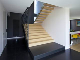 Kragarmtreppe Hessen, lifestyle-treppen.de lifestyle-treppen.de ห้องโถงทางเดินและบันไดสมัยใหม่ ไม้ Wood effect