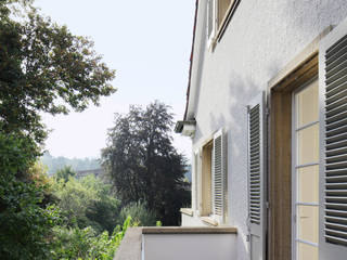 UMBAU UND RENOVATION MEHRFAMILIENHAUS IN RIEHEN, Forsberg Architekten AG Forsberg Architekten AG Modern balcony, veranda & terrace