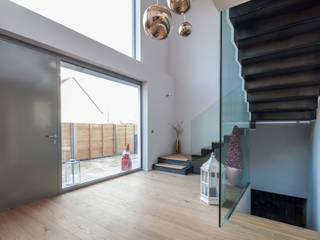 Villa S, BESPOKE GmbH // Interior Design & Production BESPOKE GmbH // Interior Design & Production Modern corridor, hallway & stairs