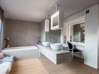 Villa S, BESPOKE GmbH // Interior Design & Production BESPOKE GmbH // Interior Design & Production Moderne Badezimmer Klopfen,Sanitärarmatur,Möbel,Badewanne,Eigentum,Spiegel,Gebäude,Kompfort,Holz,Waschbecken