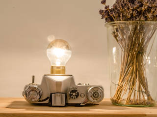 Designlampe aus alter Fotokamera „Revueflex E“, Woody & Pecker Woody & Pecker Estudios y despachos industriales