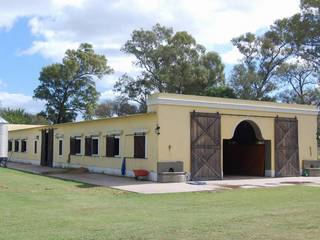 Von Neufforge, Aulet & Yaregui Arquitectos Aulet & Yaregui Arquitectos Colonial style houses