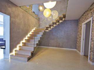 Faltwerktreppe Passau, lifestyle-treppen.de lifestyle-treppen.de الممر الحديث، المدخل و الدرج خشب Wood effect