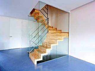 Faltwerktreppe Baden-Baden, lifestyle-treppen.de lifestyle-treppen.de Pasillos, vestíbulos y escaleras de estilo moderno Madera Acabado en madera