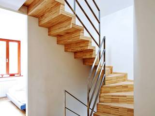 Faltwerktreppe Baden-Baden, lifestyle-treppen.de lifestyle-treppen.de ห้องโถงทางเดินและบันไดสมัยใหม่ ไม้ Wood effect