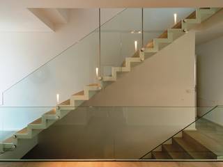 Faltwerktreppe Sankt Augustin, lifestyle-treppen.de lifestyle-treppen.de ห้องโถงทางเดินและบันไดสมัยใหม่ ไม้ Wood effect