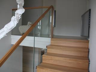 Faltwerktreppe Adelberg, lifestyle-treppen.de lifestyle-treppen.de Modern Corridor, Hallway and Staircase Wood Wood effect