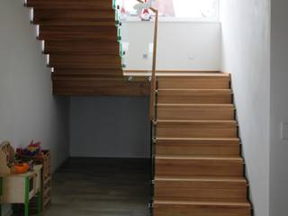 Faltwerktreppe Adelberg, lifestyle-treppen.de lifestyle-treppen.de Modern Corridor, Hallway and Staircase Wood Wood effect