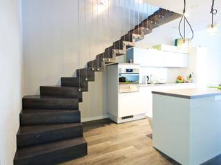 Faltwerktreppe Trier, lifestyle-treppen.de lifestyle-treppen.de Modern corridor, hallway & stairs Wood Wood effect