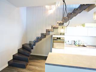 Faltwerktreppe Trier, lifestyle-treppen.de lifestyle-treppen.de Modern Corridor, Hallway and Staircase Wood Wood effect