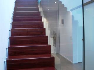 Faltwerktreppe Mainz - Treppe des Jahres 2011, lifestyle-treppen.de lifestyle-treppen.de モダンスタイルの 玄関&廊下&階段 木 木目調