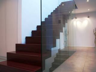 Faltwerktreppe Mainz - Treppe des Jahres 2011, lifestyle-treppen.de lifestyle-treppen.de モダンスタイルの 玄関&廊下&階段 木 木目調