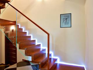 Faltwerktreppe Neunkirchen, lifestyle-treppen.de lifestyle-treppen.de الممر الحديث، المدخل و الدرج خشب Wood effect