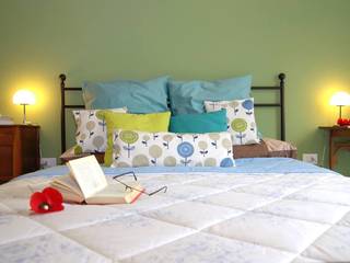 INTERIOR RELOOKING - BEDROOM, Ilaria Mora Ilaria Mora غرفة نوم