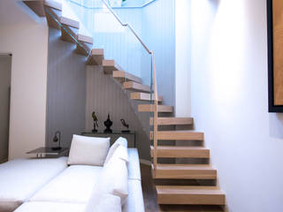 Cantilever staircase with glass balustrade, Railing London Ltd Railing London Ltd Modern corridor, hallway & stairs