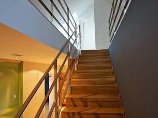 Faltwerktreppe Karlsruhe, lifestyle-treppen.de lifestyle-treppen.de الممر الحديث، المدخل و الدرج خشب Wood effect