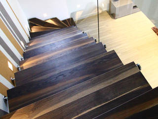 Faltwerktreppe Bonn, lifestyle-treppen.de lifestyle-treppen.de Pasillos, vestíbulos y escaleras modernos Madera Acabado en madera
