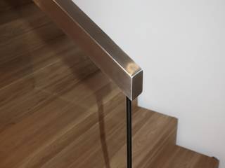 Faltwerktreppe Kaiserslautern, lifestyle-treppen.de lifestyle-treppen.de ห้องโถงทางเดินและบันไดสมัยใหม่ ไม้ Wood effect