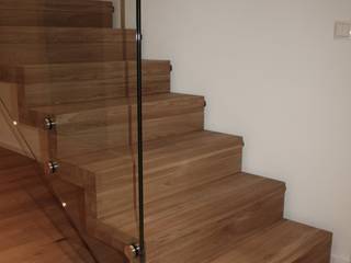 Faltwerktreppe Kaiserslautern, lifestyle-treppen.de lifestyle-treppen.de ห้องโถงทางเดินและบันไดสมัยใหม่ ไม้ Wood effect