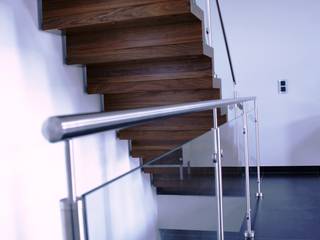 Faltwerktreppe Pforzheim, lifestyle-treppen.de lifestyle-treppen.de Modern Corridor, Hallway and Staircase Wood Wood effect