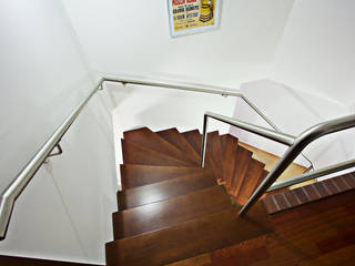 Faltwerktreppe Würzburg, lifestyle-treppen.de lifestyle-treppen.de モダンスタイルの 玄関&廊下&階段 木 木目調