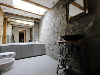 Mieszkanie strychowe w kamienicy, oporska.com oporska.com Eklektyczna łazienka Kamień