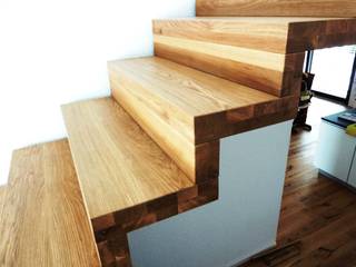 Faltwerktreppe Cuxhaven, lifestyle-treppen.de lifestyle-treppen.de ห้องโถงทางเดินและบันไดสมัยใหม่ ไม้ Wood effect