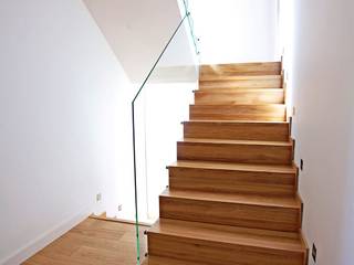 Faltwerktreppe Reutlingen, lifestyle-treppen.de lifestyle-treppen.de Modern Corridor, Hallway and Staircase Wood Wood effect