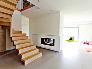 Faltwerktreppe Stuttgart, lifestyle-treppen.de lifestyle-treppen.de ห้องโถงทางเดินและบันไดสมัยใหม่ ไม้ Wood effect