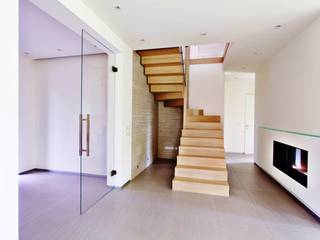 Faltwerktreppe Stuttgart, lifestyle-treppen.de lifestyle-treppen.de ห้องโถงทางเดินและบันไดสมัยใหม่ ไม้ Wood effect