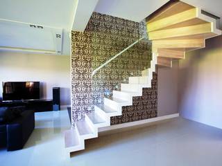 Faltwerktreppe Salzgitter, lifestyle-treppen.de lifestyle-treppen.de الممر الحديث، المدخل و الدرج خشب Wood effect