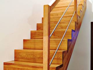 Faltwerktreppe Friedrichshafen, lifestyle-treppen.de lifestyle-treppen.de ห้องโถงทางเดินและบันไดสมัยใหม่ ไม้ Wood effect