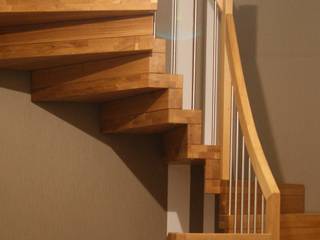 Faltwerktreppe Nordhorn, lifestyle-treppen.de lifestyle-treppen.de Corredores, halls e escadas modernos Madeira Acabamento em madeira